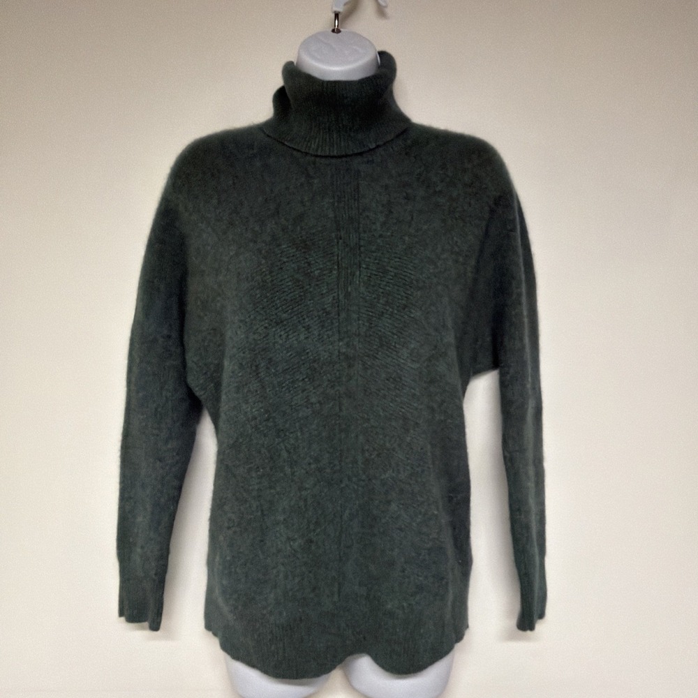 Nicole Miller 100% Cashmere Sweater Size M Womens Turtleneck Long Sleeves Green